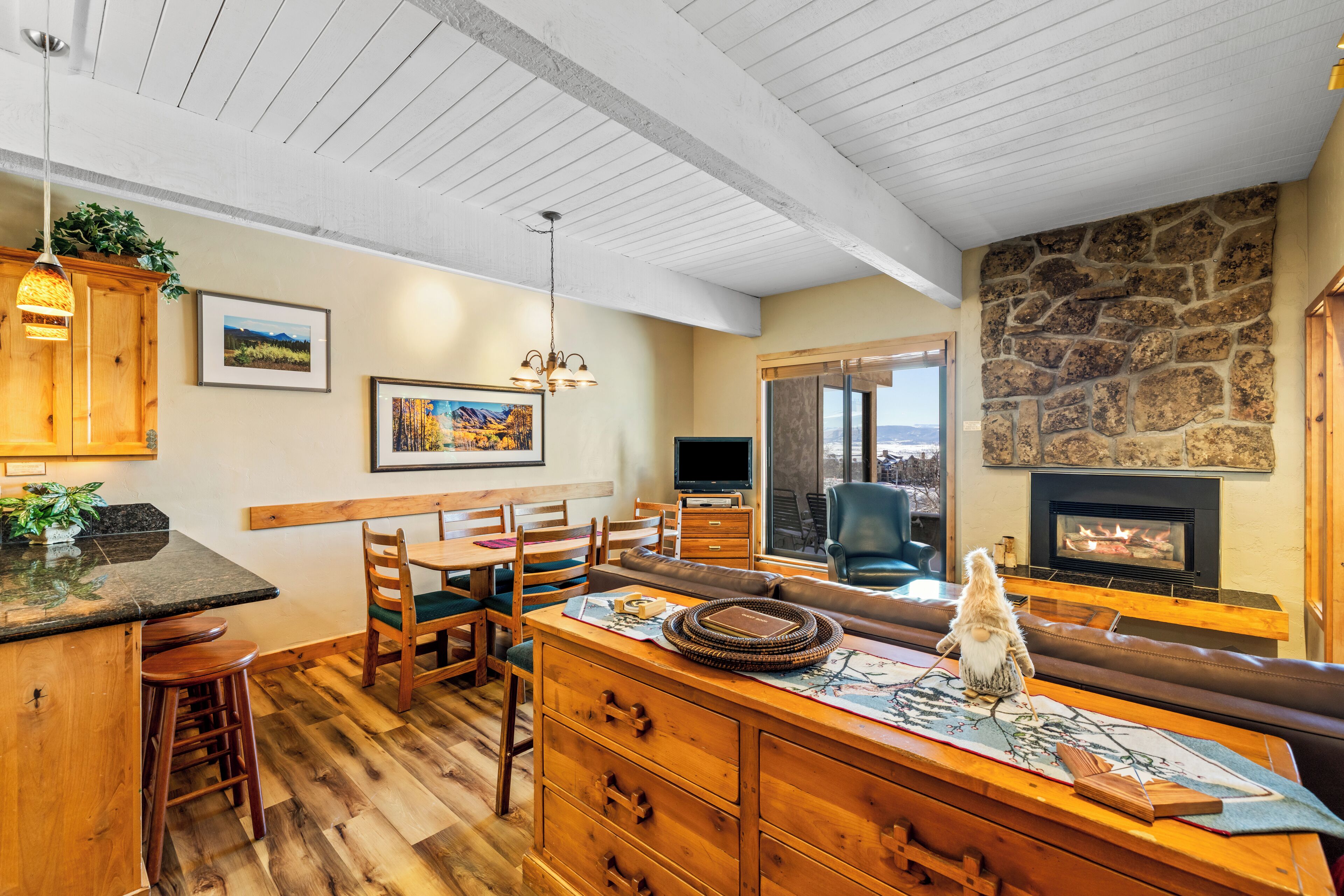 Platt-tv och eldstad