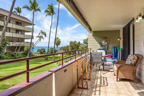 Property grounds - 2BR/2BA White Sands Village-Ocean View Condo-footsteps from Magic Sands Beach ! (Kailua-Kona)