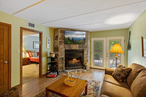 Beautiful Mountain Condo - isolated, secluded and just 8 minutes from downtown !