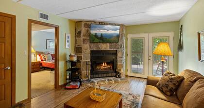 Beautiful Mountain Condo - isolated, secluded and just 8 minutes from downtown !
