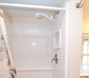 Douche, sèche-cheveux, serviettes fournies, savon