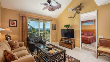 Una Smart TV, libros, un reproductor estéreo