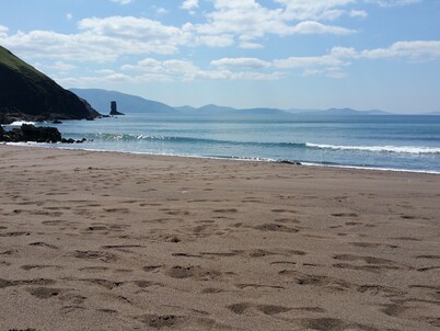 Impresionante casa de lujo junto a la playa con espectaculares vistas del océano y la bahía de Dingle. 
