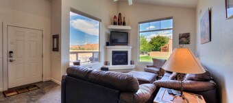 Red Rock & Mountain Views, All the Comforts of Home, Community Pool & Hot Tub