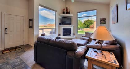 Red Rock & Mountain Views, All the Comforts of Home, Community Pool & Hot Tub