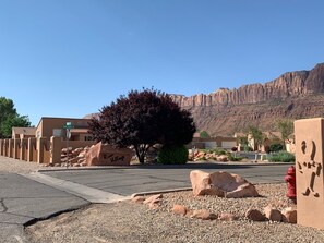 Property grounds - Red Rock & Mountain Views, All the Comforts of Home, Community Pool & Hot Tub (Moab)