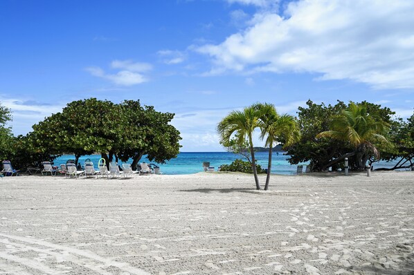 Sur la plage, chaise longue, serviettes de plage