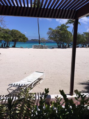 Plage, chaises longues, serviettes de plage