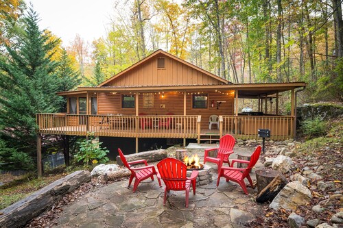 FIREFLY!  A Cosby TN Rustic Retreat w/wrap around porch, Hot Tub, & Fire-Pit!