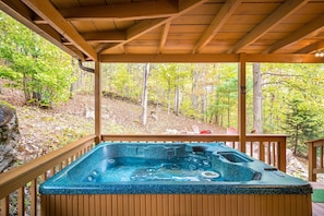 Outdoor spa tub - FIREFLY! A Cosby TN Rustic Retreat w/wrap around porch, Hot Tub, & Fire-Pit! (Cosby)