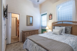 4 habitaciones, tabla de planchar con plancha, wifi y ropa de cama 