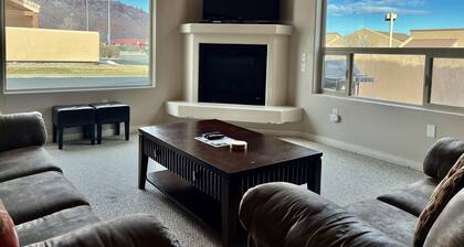 Single Level Living, 3 makuuhuonetta, 2 kylpyhuonetta, 2 auton autotalli