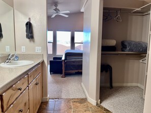 Combined shower/bathtub, hair dryer, towels