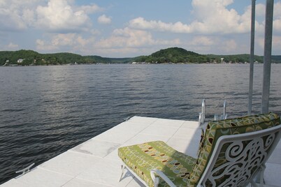 Great lake front Location-Gorgeous View- a Lake House Getaway Near Laurie