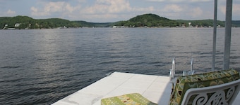 Great lake front Location-Gorgeous View- a Lake House Getaway Near Laurie