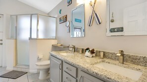 Badewanne, Haartrockner, Handtücher