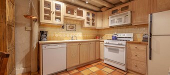 Historic Home of Taos Artist -Peak Season Dates Available! Best Location