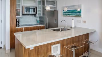 KylskÄp, mikrovÄgsugn, spishÀll och diskmaskin