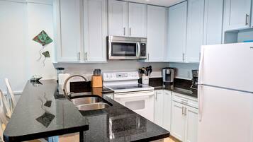 Køleskab, mikrobølgeovn, ovn, kogeplade