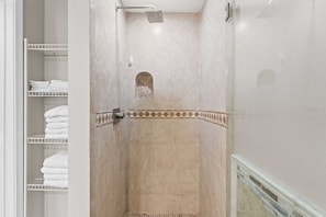 Combined shower/bathtub, hair dryer, towels - Beach Retreat 107 Beach service   Ground Floor Gulf Front  Destin Pet Friendly (Miramar Beach)