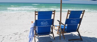 Flott leilighet med parasoll og stoler inkludert i prisen!