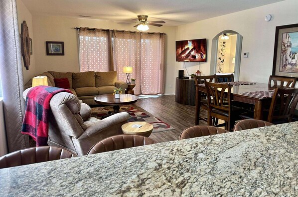 Flat-screen TV, DVD player, video library - Walk-In Level - Newly Updated - Awesome View - Center Of Town (Branson)