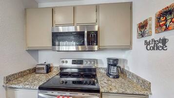 冷蔵庫、電子レンジ、オーブン、コンロ