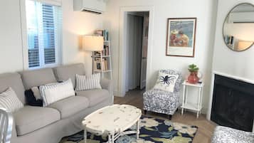 TV connectée, cheminée, livres