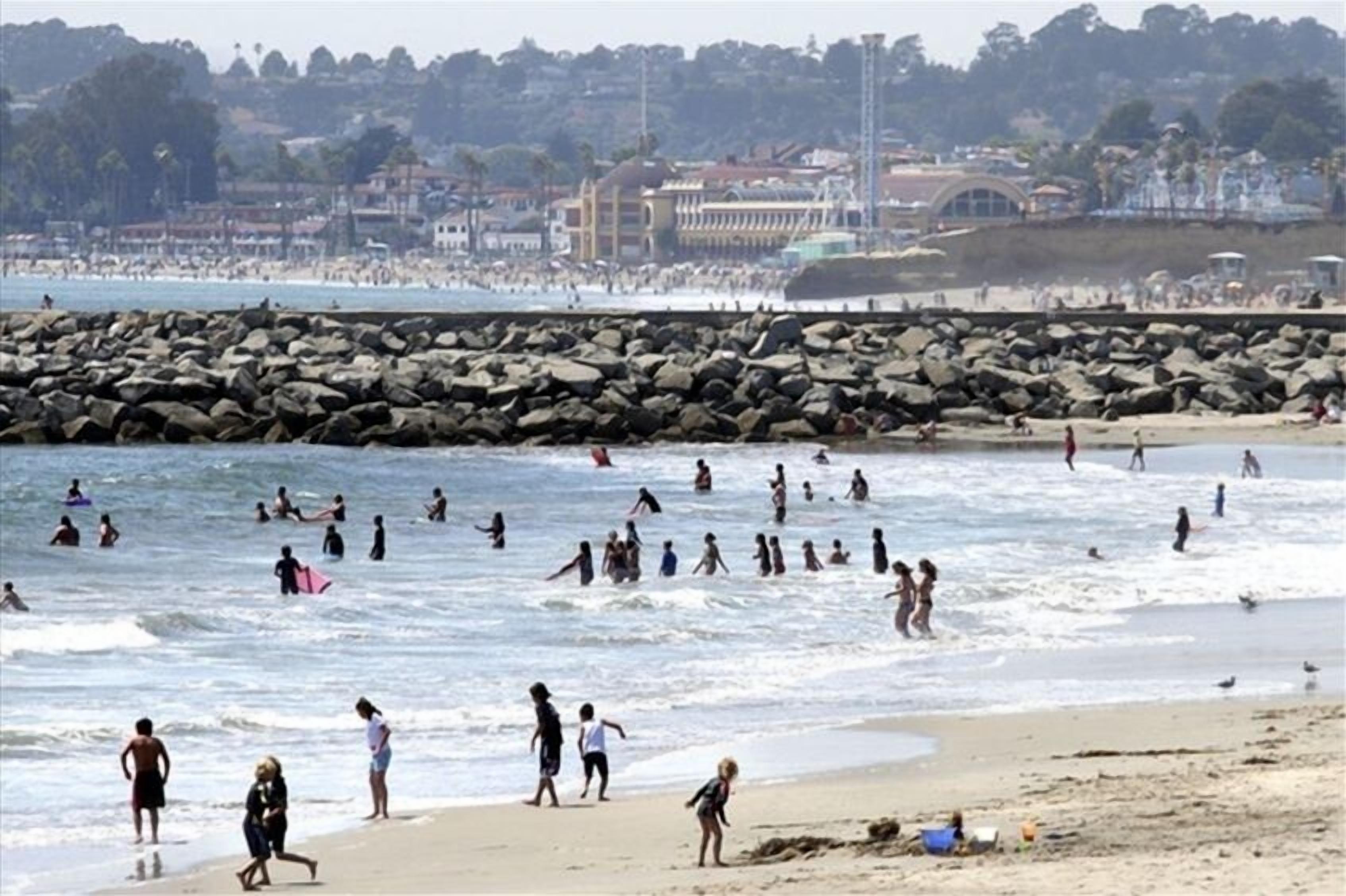 Beach nearby, sun loungers, beach towels