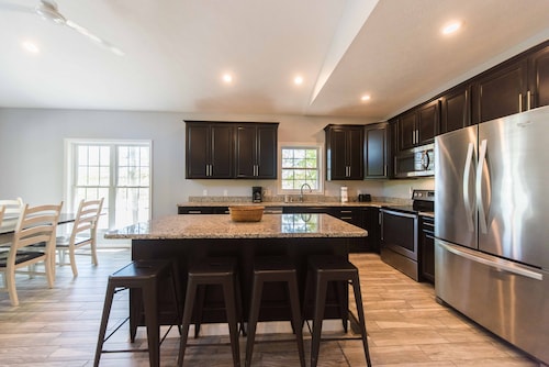 Built in 2017 - 4 BR/3 BA Lakeview in Grand Rivers - The Only City on Both Lakes