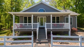 A two-story house with a front porch, a covered entryway, and a satellite dish. - Built in 2017 - 4 BR/3 BA Lakeview in Grand Rivers - The Only City on Both Lakes (Grand Rivers)