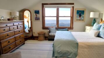 7 間睡房、房內夾萬、書桌、熨斗/熨衫板