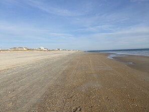 Plage, chaises longues, serviettes de plage