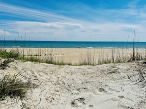 På stranden, solstolar och strandhanddukar