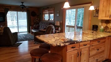 Télévision à écran plat, cheminée, lecteur de DVD, baby-foot