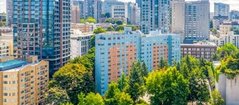 Cozy Modern Condo Next To Convention Center