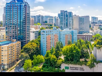 Cozy Modern Condo Next To Convention Center