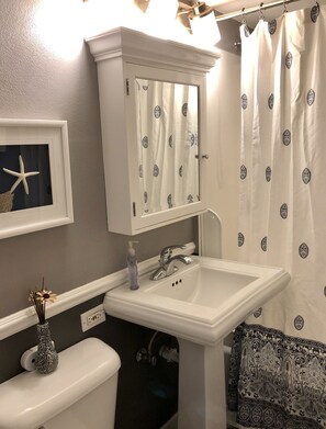 シャワー付き浴槽、ヘアドライヤー、タオル、石鹸