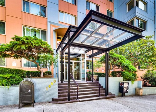 Cozy Modern Condo Next To Convention Center