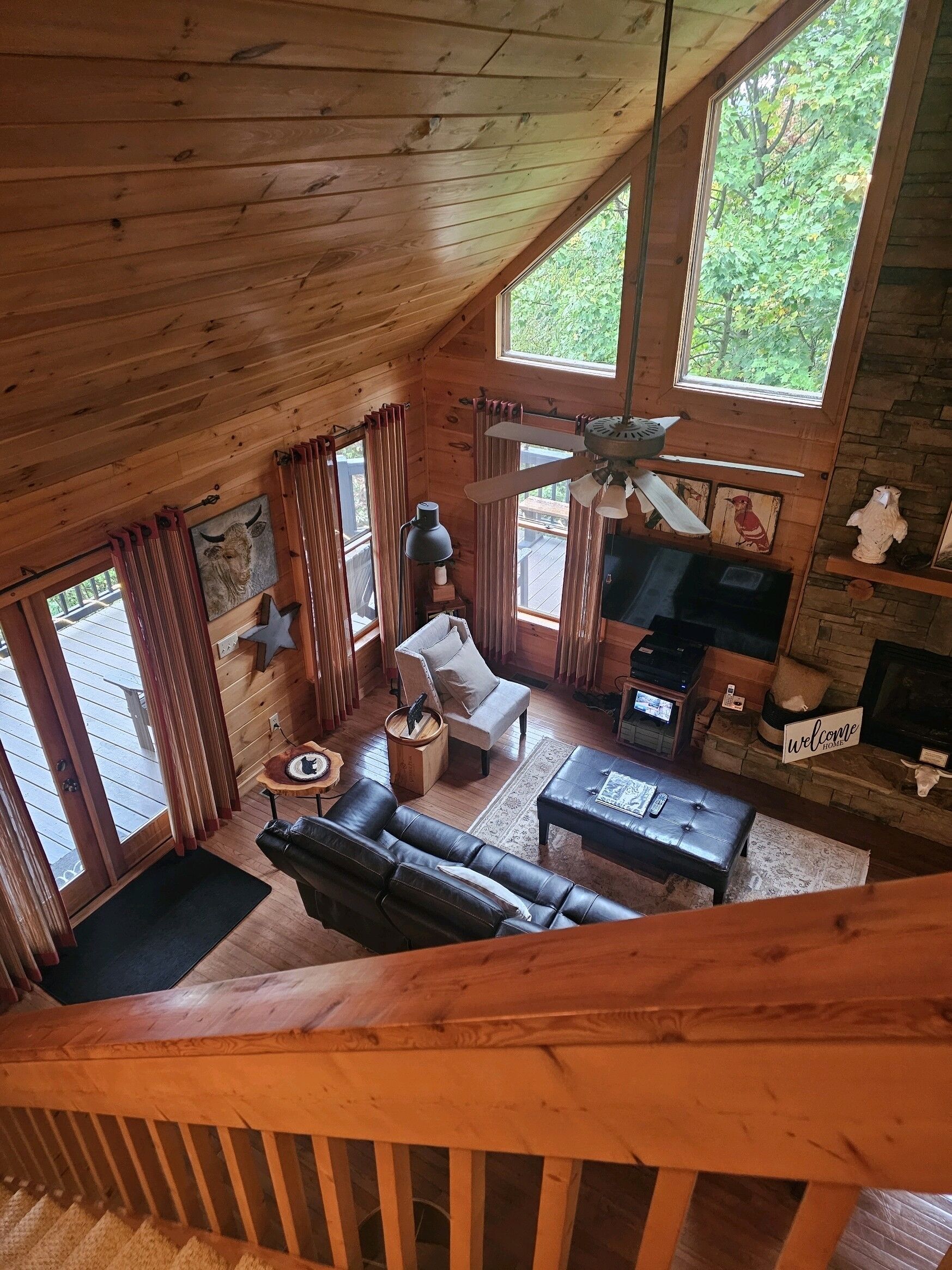 Smart TV, chimenea, reproductor de DVD y futbolito 