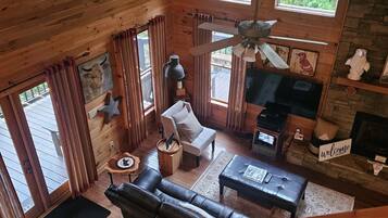 Smart TV, chimenea, reproductor de DVD y futbolito