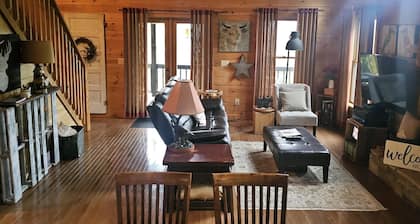 Mountain Top Stunning Views. Peaceful and Secluded. Super Clean.