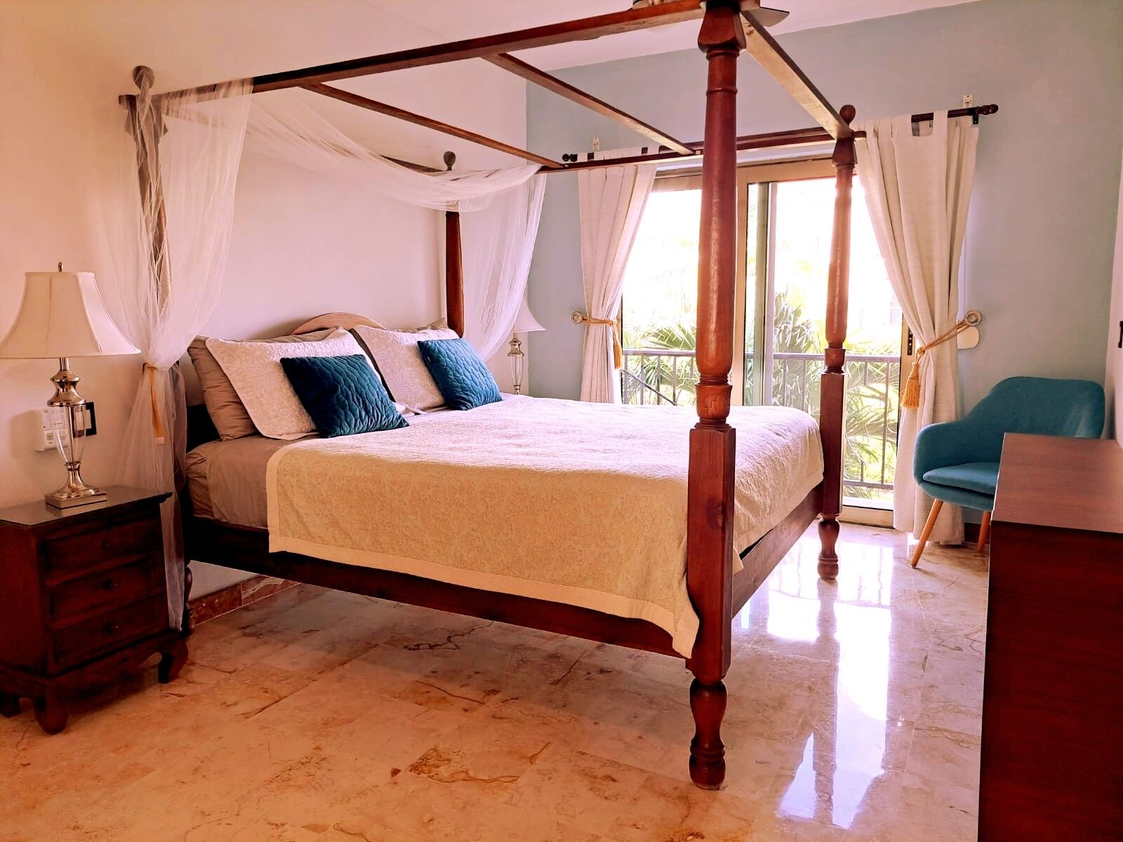 3 chambres, coffres-forts dans les chambres, fer et planche à repasser