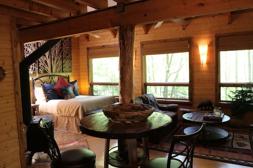 Private Getaway-17 miles to Asheville,  Hot Tub & Fireplace, Pet Friendly