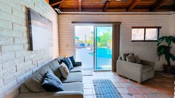 Smart TV, fireplace
