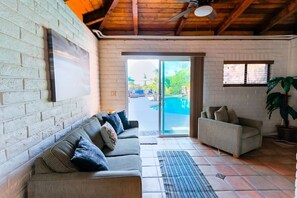 Smart TV y chimenea 