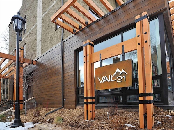 Un edificio con fachada de madera y un letrero que dice "VAIL 21".
