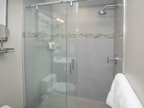 Badekar, hårtørrer, håndklæder