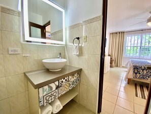 Duschwanne, Haartrockner, Bidet, Handtücher