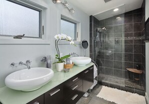 Baignoire, sèche-cheveux, serviettes fournies, savon